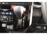 ★パネルシフトレバーは運転席より手が届きやすくて操作のしやすいシフトレバー。室内スペース確保にも配慮されてますよね!