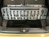 【ラゲージアンダーボックス】転がりやすい小さなお荷物などはこちらのボックスがお役立ち。スペースを有効活用しスッキリした車内空間に!