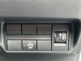 ハンドル右奥には各種設定スイッチがあります。運転者がスッと手を伸ばせば操作できので便利です。