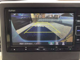 【バックカメラ】運転が苦手な方も車庫入れラクラク。ギアをリバースに入れれば自動的に切り換わりますので、面倒な操作は不要です。狭い駐車場も大切なお車を傷つけず安心です。
