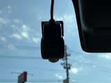 【ドライブレコーダー】もしもの事故や煽り運転などを映像で残すことが出来ます。証拠として残せるのでいざという時の備えとして必需品です。また、旅行の際の思い出としてドライブの映像を楽しむことが出来ますよ!
