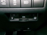 ETC車載器を装備しています。高速道路の料金所もストレスなく通行できます。すっきりとしたビルトインタイプですよ。