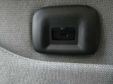 フロントシートの背もたれにはスマホやタブレットの充電にお使い頂けるCタイプ端子が付いております。