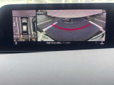 360度ビューカメラを搭載。4方の小型カメラの映像を処理し、車両真上からの映像に変換しています。