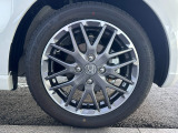 アルミホイール装着車です。見た目だけでなく、鉄ホイールより軽く、燃費にも良い影響を与えてくれます。