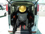 車いすで乗車しても、天井が高いと頭上に余裕ができるので、圧迫感がありません。