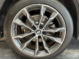 BMWならではの卓越した走りを支えるホイールと足回りです!日本車の走りに慣れている方にもぜひ体感して頂きたいほど、高いレベルでまとまっています!