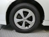 純正のアルミホイール装着車です 純正は車両デザインに合わせてデザインしてありますのでクルマとのデザインマッチングは秀逸です