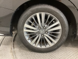 純正アルミホイールです。足元が引き立つので、車全体のイメージがアップしますよ!