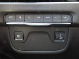 電子パーキングや4WDシステムセレクトボタンが集約されており、こちらは運転性左前に配置されています。