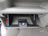 車検証ブックや小物などが収納できるスペースがあります。