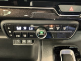 オートエアコンで、毎日のドライブを快適に。温度、風量を自動で調整し、理想的な車内環境を提供します。