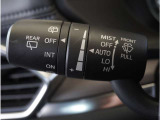 【オートワイパー機能】レバーをAUTOの位置にしているとき、レインセンサーが雨を感知すると、雨量に応じて、ワイパーが自動で作動します。