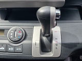 手に馴染むシフトノブで扱いやすく、快適な運転を支えます。