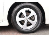 純正のホイールキャップが足元を飾ります!タイヤサイズは195/65R15となります。