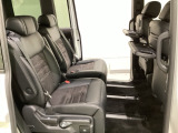 運転席・助手席の背もたれには、2列目シート用にカップホルダー付きの「格納式のシートバックテーブル」を装備しています。休憩時のちょっとした時間などカップを置いたり、小物置きに使えて便利です。