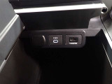 アクセサリーソケット。  充電用USB端子付き。スマートフォンなどの充電に便利です。  HDMI端子。