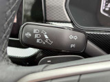 左ウィンカーレバー。日本車とは異なる配置ですが、操作は直感的。走り出せば自然と身につきます。(自動点滅3回機能付き)