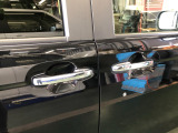 【ドアハンドル】Hondaスマートキーを携帯し、ロックボタン、ドアハンドルを操作することで施錠や解錠ができます。