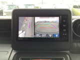 運転席から見えづらい、左ドアミラー下部を映すサイドカメラです。