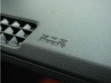 ◆助手席エアバッグ◆SRSエアバッグは、シートベルトだけでは防ぎきれない衝突時の衝撃から乗員を守るための安全装置。衝突時に瞬時に膨らみ、頭部や胸部がダッシュボードに直接衝突するのを防ぎます。