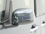 ◆ドアミラーウインカー◆ドアミラーにウインカーを装備しています。対向車に自身の進行方向を合図し安全に運転できます。