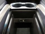 前席USBソケット(TypeA)でスマホの音声を車内でお楽しみ頂けます!
