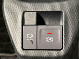 指先だけで簡単に操作が可能な電動パーキングブレーキを採用。「HOLD」スイッチを押すと、渋滞や信号待ちなどでブレーキペダルから足を離しても、ブレーキを保持するので安心です