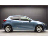 マツダ車の特徴でもあるボンネット部分が長いのもMAZDA2がスタイリッシュに見える理由の一つです。