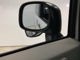 【サイドアンダーミラー】助手席側ドアミラーの下部についております。停車時・発進時などに車両左側の死角になった部分を確認するときに役立ちます。