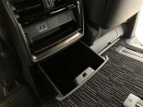 何かと便利なグローブボックス。メンテナンスノートや車検証、ちょっとしたメモと筆記用具等を入れておくとあればもしもの時にも便利ですね。