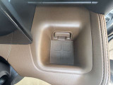運転席側のドリンクホルダー。助手席にも、同様にドリンクホルダーが、ございます。