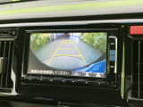 バックカメラ表示機能で、後退時の安全性を高めます。駐車や狭い場所での取り回しがスムーズに行えます。