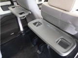 【シートバックテーブル】ちょっとした小物が置ける便利なテーブルです。