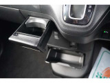 運転席と助手席の間には、便利なドリンクホルダーや収納が付いています♪