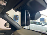 BMWではルームミラーの裏側にETCの車載器が内蔵されており、別途で車載器の購入必要なしで非常にスマート。皆様が驚かれるポイントのでもあります