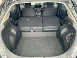後席をすべて倒して大きな荷物を載せることも出来ますね!電気自動車なのに広々と使っていただけますよ!!