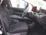 【ゆったりと運転してください】足元空間も広く、スムーズに乗り降りもいただけます♪
