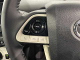 ステアリングスイッチ付きで、運転中に視線を前に向けたまま操作できます。