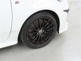 装着タイヤサイズは、225/40R18です。純正アルミホイールを装着しております。