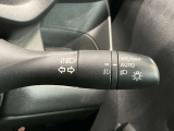 車外の明るさに応じでライトを点灯、消灯してくれるオートライト機能です☆お天気の良い昼間のトンネル走行などオートにしてると便利で安心です☆エンジン停止時にライトの消し忘れも無くなります☆