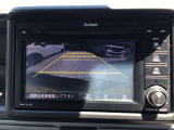 【バックカメラ】運転が苦手な方も車庫入れラクラク。ギアをリバースに入れれば自動的に切り換わりますので、面倒な操作は不要です。狭い駐車場も大切なお車を傷つけず安心です。