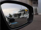 車線変更時などに後方から接近する車両を検知し、ドアミラーのインジケーターで注意を促します。周囲の状況確認をサポートし、より安心して運転いただける安全装備です。