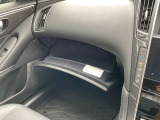 グローブボックス。車検証ブックや小物などが収納できるスペースがあります。