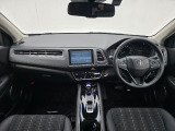 視認性に優れたインパネデザイン。運転席中心のコックピットレイアウトで、操作性の良さが光ります。シンプルかつ機能的な室内空間です。