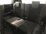 3列目シートは跳ね上げ式で折りたたみ可能です。キャンプ用品など大きな荷物もばっちり収納可能です!