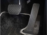 【オルガン式アクセルペダル】 かかとがずれにくく、アクセルペダルがコントロールしやすくなります。また運転時の疲労を軽減し、とっさのときの踏み間違いも起きにくくなります。