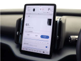 コンセントタイプ(3kW)やウォールボックスタイプ(6kW)の充電器を用いて、ご自宅で簡単充電。一般的な家庭用の200V交流充電ケーブルで1時間あたり7〜14kmを走行できる電力を充電できます。