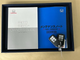 メンテナンスノート【点検整備記録簿・保証書】、取説も揃ってます。スマートキーはバッグなどにしまったままボタン操作でエンジン始動・停止やハイブリッドシステムの起動や停止ができて大変便利です