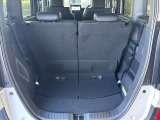 リアシートはスライドすることが可能です。乗車する方の体格や積載するお荷物にあわせてスライドが可能です。